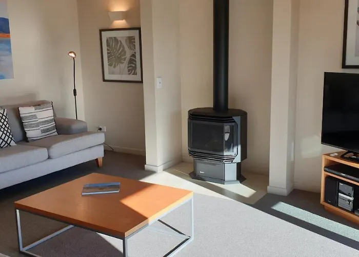 Meadowstone | Cosy With Gas Fireplace & Bbq