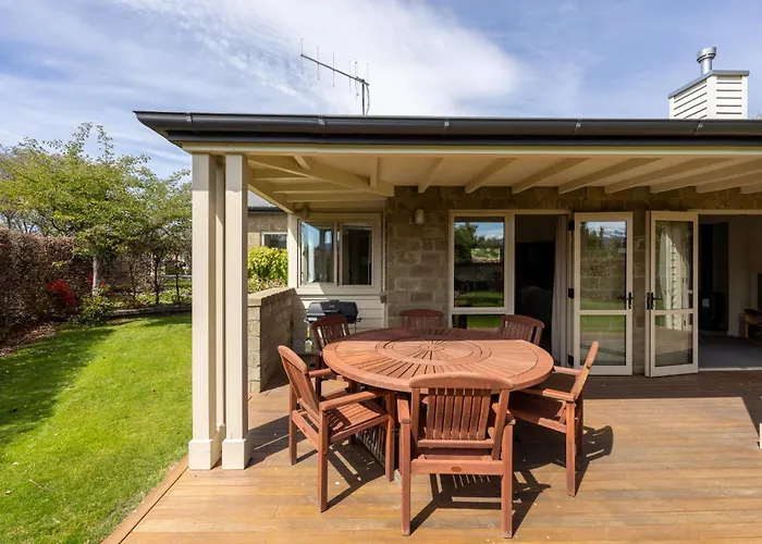 Meadowstone | Cosy With Gas Fireplace & Bbq Villa Wanaka