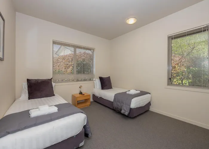 Meadowstone | Cosy With Gas Fireplace & Bbq Wanaka