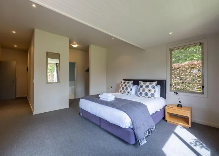 Villa Meadowstone | Cosy With Gas Fireplace & Bbq