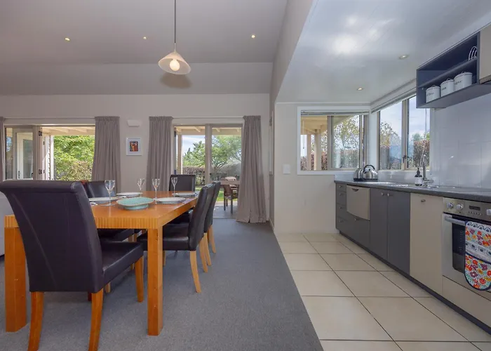 Villa Meadowstone | Cosy With Gas Fireplace & Bbq *