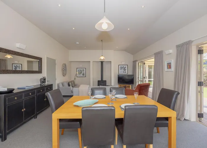 Meadowstone | Cosy With Gas Fireplace & Bbq