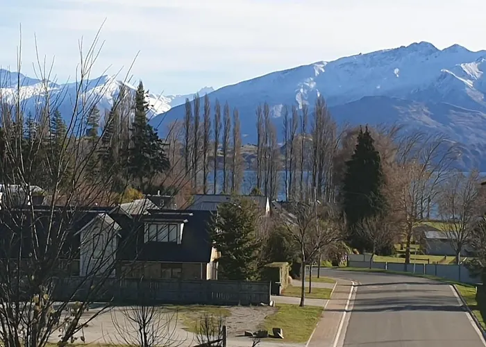 Meadowstone | Cosy With Gas Fireplace & Bbq Wanaka